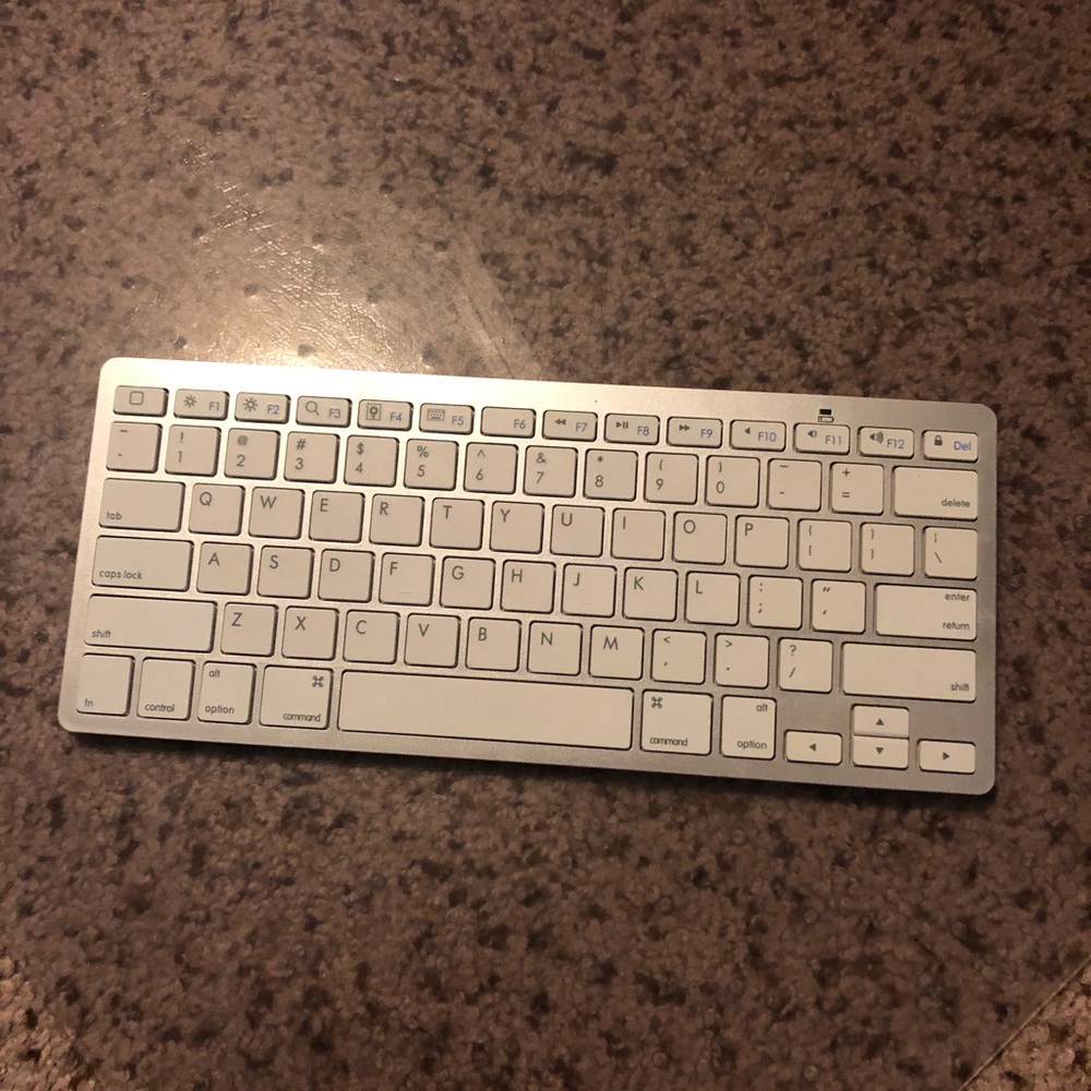 Like new Bluetooth keyboard for iPad etc